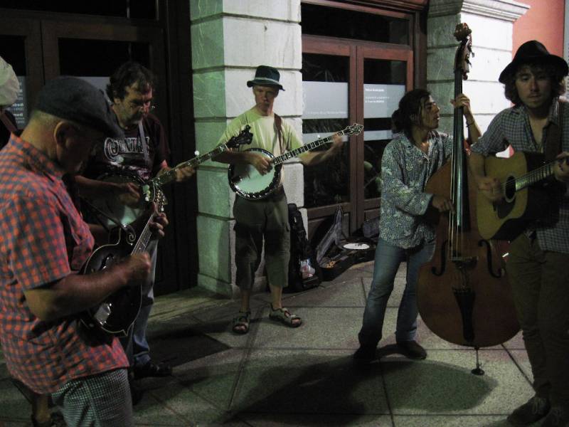 Jam au cœur de la nuit. À droite, Simon Guy (18 ans) impressionnant par son jeu de guitare et mandoline, et sa connaissance étendue du répertoire. Quelques années plus tard, il remportait le concours de groupes avec Pine Marten. - Jam Hall