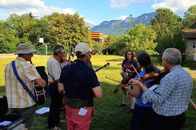 Un groupe peaufine sa présentation pour le concert des stagiaires, avec BB Bowness de Mile Twelve. - Jam Hall