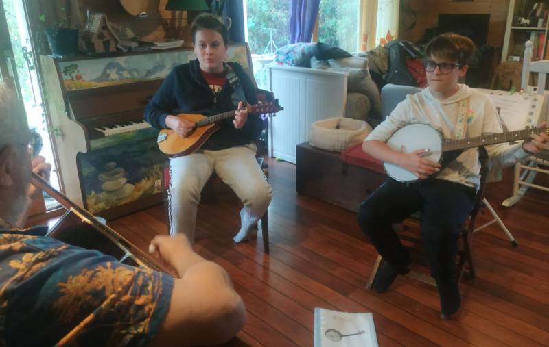 Deux jeunes stagiaires se préparent pour Kids On Bluegrass Europe. - Jam Hall