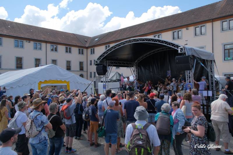 Les jeunes stagiaires de Kids On Bluegrass Europe sur scène à La Roche, édition 2023.