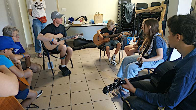 Les guitaristes à l'ouvrage avec Thomas Marinello.